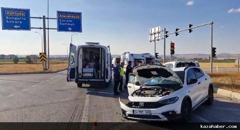 Çorumda hafif ticari araç ile otomobil çarpıştı; 10 kişinin yaralandığı kaza kamerada