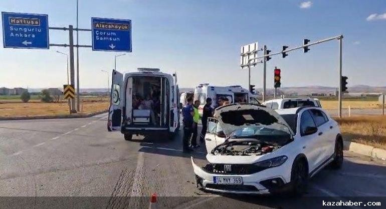 Çorumda hafif ticari araç ile otomobil çarpıştı; 10 kişinin yaralandığı kaza kamerada