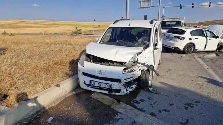 Çorumda hafif ticari araç ile otomobil çarpıştı; 10 kişinin yaralandığı kaza kamerada