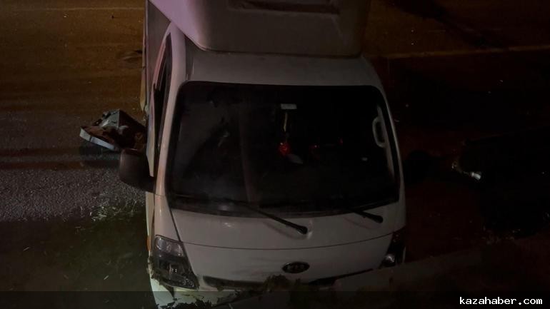 Bayrampaşada hafif ticari araç emniyet şeridinde duran kamyonete çarptı: 1i ağır 3 yaralı