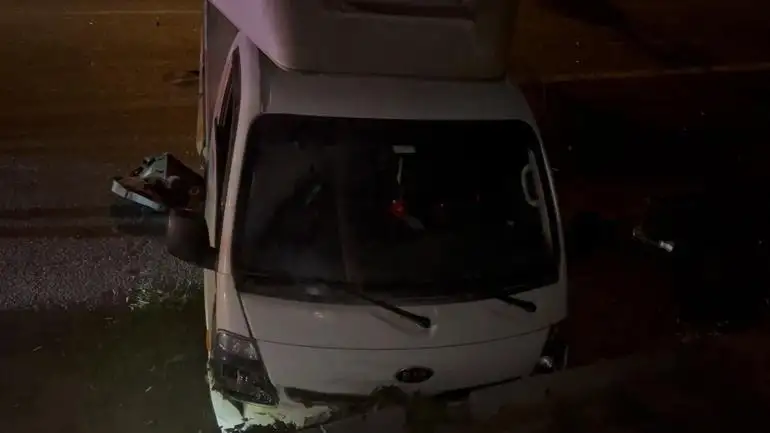 Bayrampaşada hafif ticari araç emniyet şeridinde duran kamyonete çarptı: 1i ağır 3 yaralı