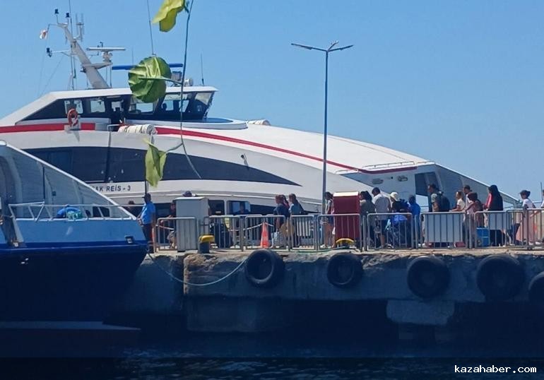 İDO feribotu kayaya çarptı; yolcuların panik anları kamerada