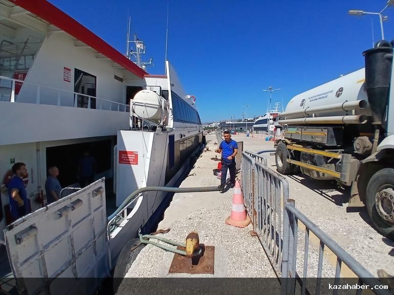 İDO feribotu kayaya çarptı; yolcuların panik anları kamerada