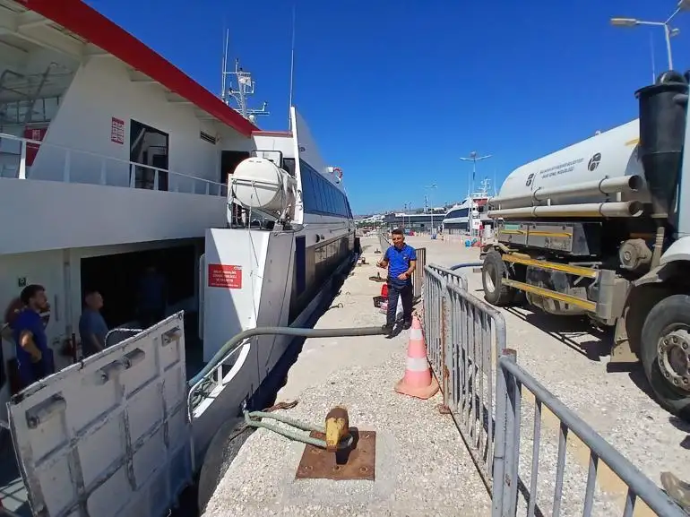 İDO feribotu kayaya çarptı; yolcuların panik anları kamerada