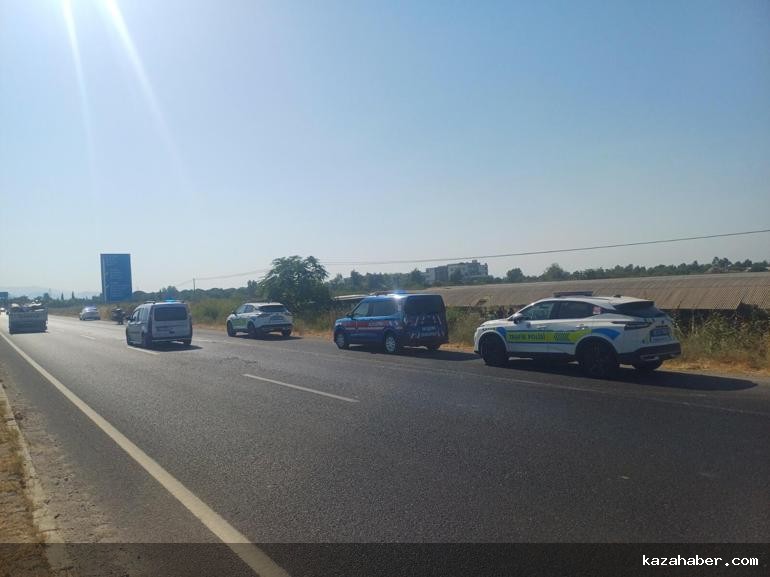 Manisada yolcu otobüsü fabrikanın bahçesine girdi: 3 yaralı