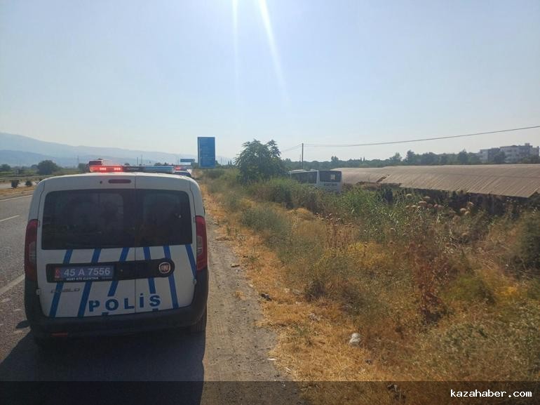 Manisada yolcu otobüsü fabrikanın bahçesine girdi: 3 yaralı